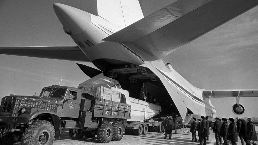 Самолет Ан-124 &laquo;Руслан&raquo; в&nbsp;Владивостокском аэропорту, 1985&nbsp;год