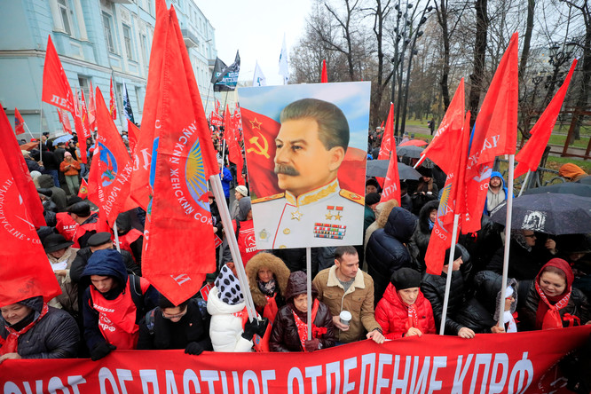 Участники шествия в честь 102-й годовщины Октябрьской революции в Москве, 7 ноября 2019 года