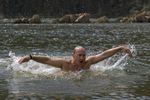 Владимир Путин во время отдыха на реке Хемчик, 2009 год
