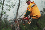 Сотрудник «Авиалесоохраны» проводит противопожарные мероприятия для препятствия распространению лесных пожаров в Якутии, 3 августа 2021 года