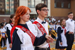 Выпускники во время последнего звонка в средней общеобразовательной школе №100 в Сочи