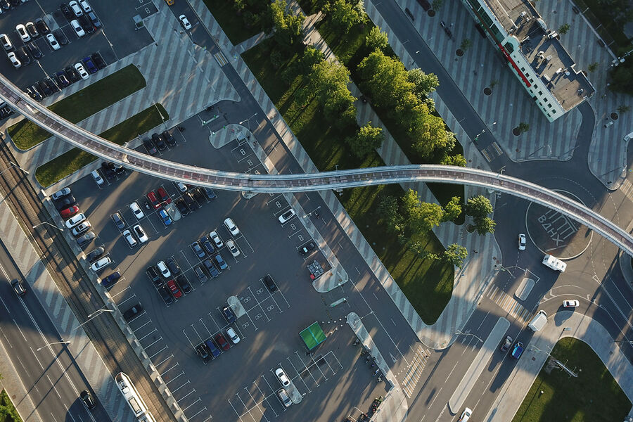 Вид с&nbsp;квадрокоптера на&nbsp;линию монорельса в&nbsp;Москве в&nbsp;районе ВДНХ, 09&nbsp;июня 2022&nbsp;года