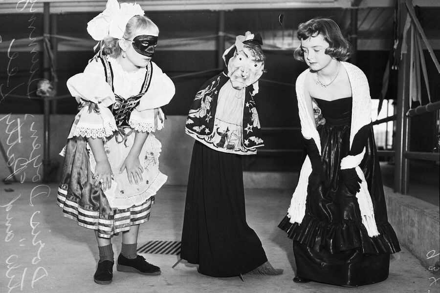 Костюмированное празднование Хэллоуина в школе Уайт-Пойнт, 1951 год