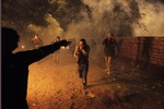 Полиция разгоняет демонстрантов слезоточивым газом и резиновыми пулями, а они отвечают «коктейлями Молотова»