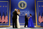 Президент США Дональд Трамп с супругой Меланьей, вице-президент Майк Пенс с супругой Карен исполняют танец на балу, посвященному инаугурации президента Дональда Трампа