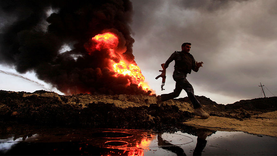 Горящие нефтяные скважины в иракском регионе Кайяра после отхода боевиков ИГ (запрещенная в России террористическая организация), 4 ноября 2016 года