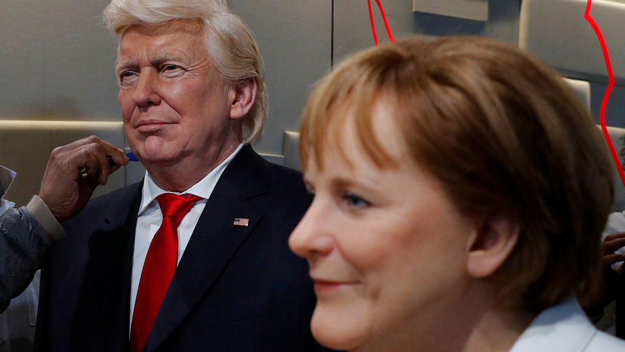 Восковые фигуры президента США Дональда Трампа и канцлера ФРГ Ангелы Меркель в музее Гревен в Париже, январь 2017 года