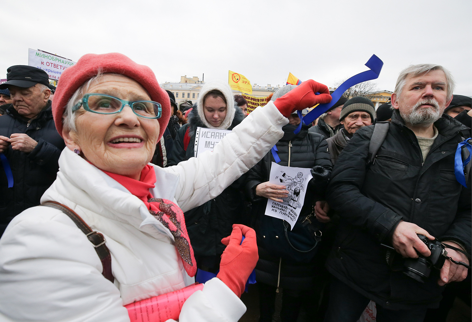 Участники градозащитного митинга на Марсовом поле против передачи Исаакиевского собора Русской православной церкви, застройки территории Пулковской обсерватории, а также против объединения российских Государственной и Национальной библиотек, 18 марта 2017 года