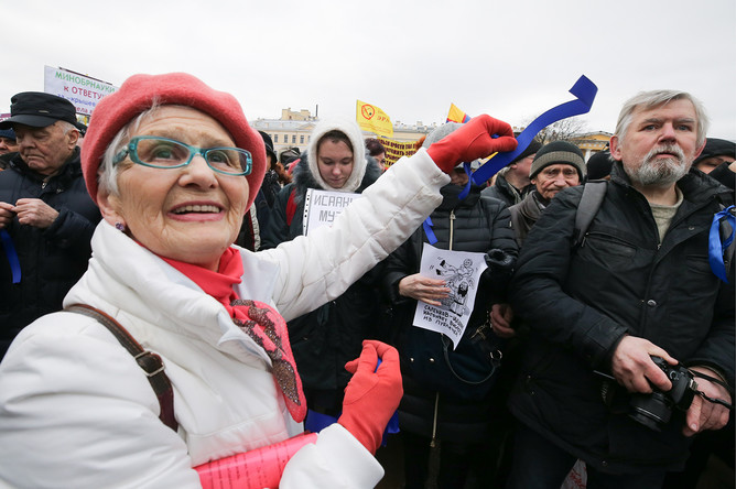Участники градозащитного митинга на Марсовом поле против передачи Исаакиевского собора Русской православной церкви, застройки территории Пулковской обсерватории, а также против объединения российских Государственной и Национальной библиотек, 18 марта 2017 года