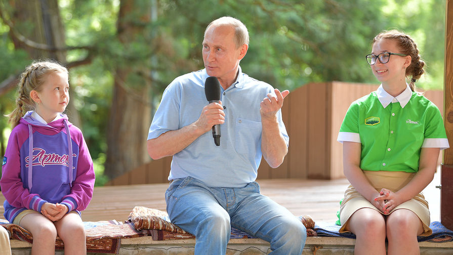 Президент России Владимир Путин во время посещения детского центра «Артек» на полуострове Крым, 24 июня 2017 года