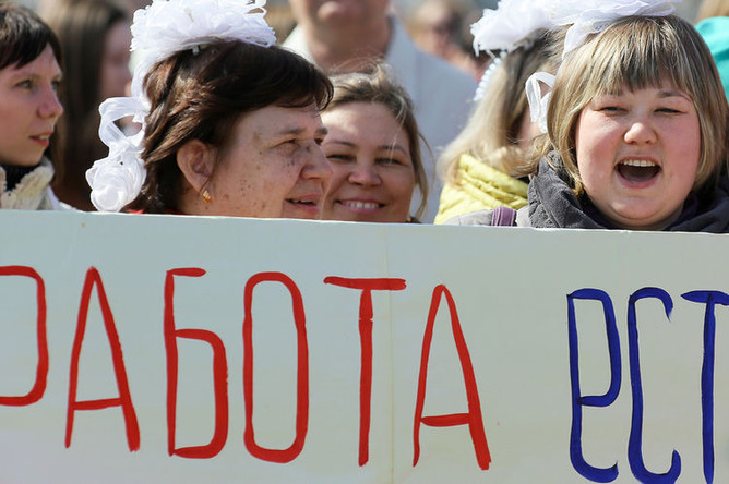 Участники первомайского шествия в Кургане, 1 мая 2018 года