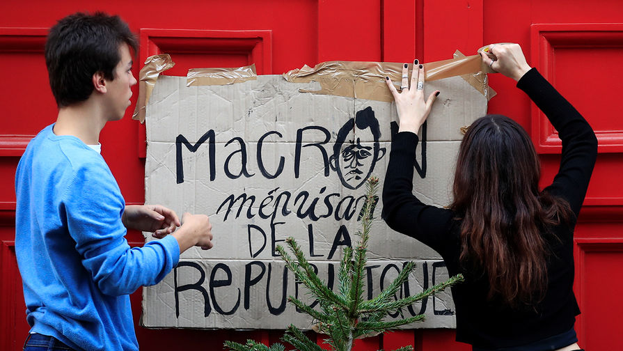 Плакат с надписью «Макрон не уважает Республику» у лицея в Париже, 6 декабря 2018 года