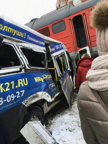 На&nbsp;месте столкновения маршрутки и локомотива в&nbsp;Санкт-Петербурге, 27 декабря 2018 года