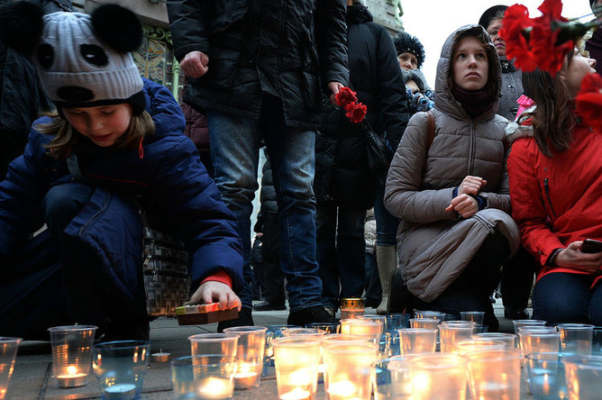 Участники акции памяти о погибших в волгоградских терактах