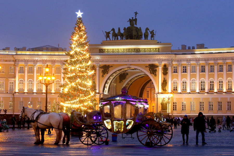 Санкт-Петербург. Главная новогодняя ель города на Дворцовой площади, декабрь 2021 года 