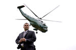 Борт номер один Корпуса морской пехоты с президентом США Джо Байденом на борту взлетает с Южной лужайки Белого дома в Вашингтоне, 17 февраля 2022 года