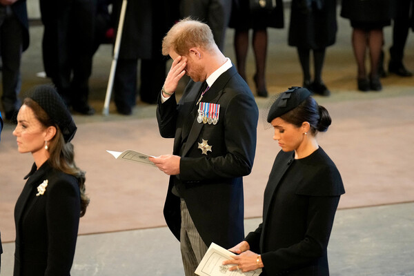 Принц Гарри, принцесса Кэтрин и герцогиня Меган во время церемонии прощания с&nbsp;королевой Елизаветой II в&nbsp;Лондоне, 14&nbsp;сентября 2022&nbsp;года