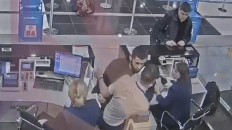В аэропорту Шереметьево пассажир напал на сотрудников авиакомпании у стойки регистрации