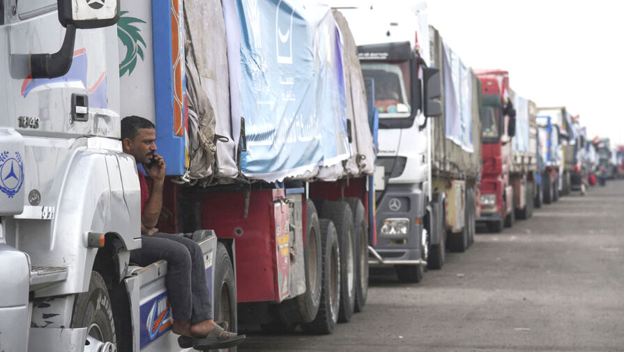 Египет направил в сектор Газа 200 грузовиков с гумпомощью 