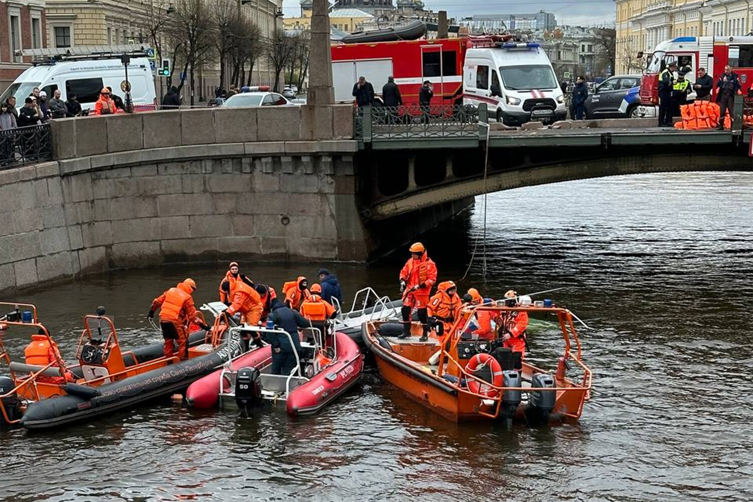 МЧС рассказало о спасении людей из упавшего в реку автобуса в Санкт- Петербурге - Газета.Ru | Новости