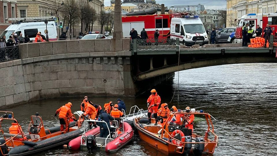 МЧС рассказало о спасении людей из упавшего в реку автобуса в Санкт-Петербурге
