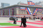 Президент РФ Владимир Путин и председатель государственных дел Корейской Народно-Демократической Республики Ким Чен Ын во время церемонии официальной встречи на площади Ким Ир Сена в Пхеньяне, 19 июня 2024 года