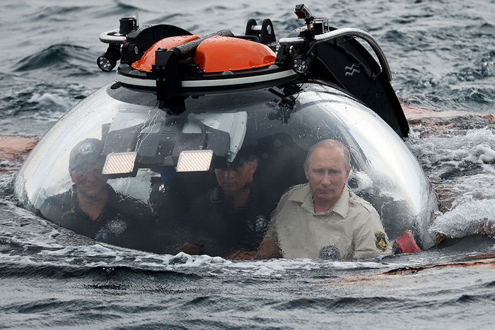 Президент России Владимир Путин (справа) во время погружения на спускаемом аппарате «Си-Эксплорер» на дно Черного моря у берегов Крыма