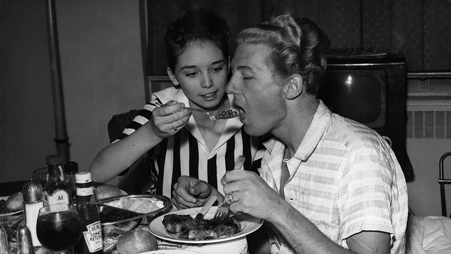 Джерри Ли Льюис с&nbsp;женой Майрой Гейл Браун, 1957&nbsp;год