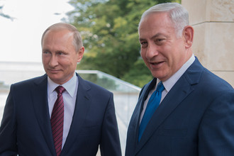 Президент РФ Владимир Путин и премьер-министр Израиля Биньямин Нетаньяху во время встречи в Сочи, 23 августа 2017 года