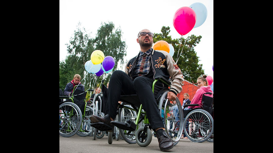 Кирилл Серебренников принимает участие в&nbsp;акции, посвященной проблемам передвижения инвалидов по&nbsp;улицам, 8&nbsp;сентября 2011&nbsp;года