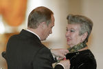 Президент России Владимир Путин вручает государственную награду композитору, певице Людмиле Лядовой, 2000 год