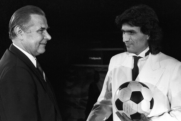Тото Кутуньо (справа) и легендарный вратарь Лев Яшин во время встречи в&nbsp;Москве, 1985&nbsp;год