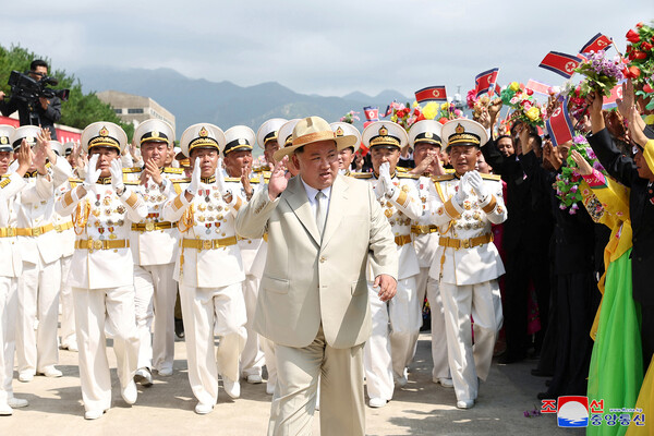 Лидер КНДР Ким Чен Ын на&nbsp;церемонии спуска на&nbsp;воду новой тактической атомной подводной лодки в&nbsp;Северной Корее, 8&nbsp;сентября 2023&nbsp;года