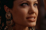 <b>«Александр» (2004)</b>
<br><br>
В этой исторической картине Оливера Стоуна о судьбе Александра Македонского Джоли сыграла мать императора, страшную и красивую женщину, которой пришлось пережить своего сына.

