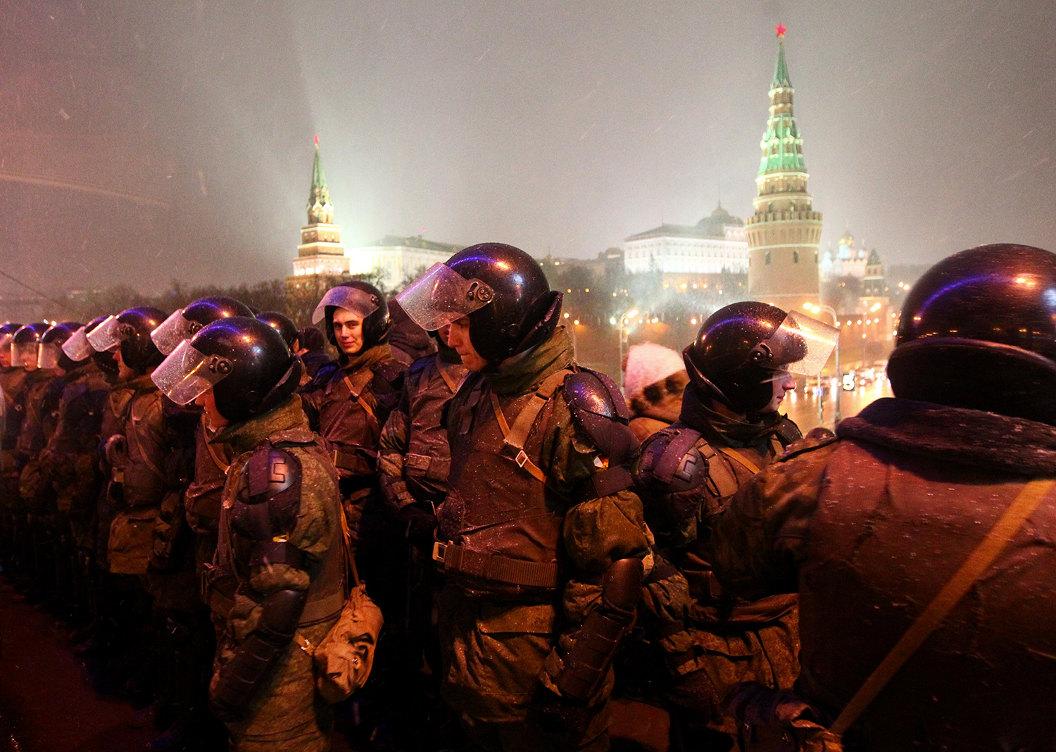 Сотрудники правоохранительных органов на Большом Каменном мосту в Москве