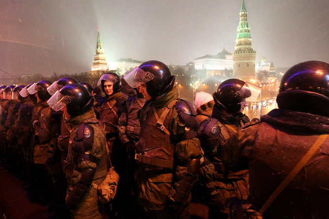 Сотрудники правоохранительных органов на Большом Каменном мосту в Москве