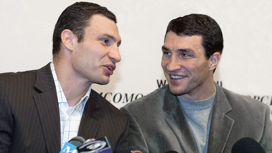 Боксеры Виталий и Владимир Кличко во время пресс-конференции в&nbsp;Москве, 2003&nbsp;год