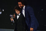 Игрок сборной Бразилии по футболу Марсело, вошедший в «команду года» FIFAPro World 11, на церемонии награждения The Best FIFA Football Awards 2018. На фото: Марсело с сыном