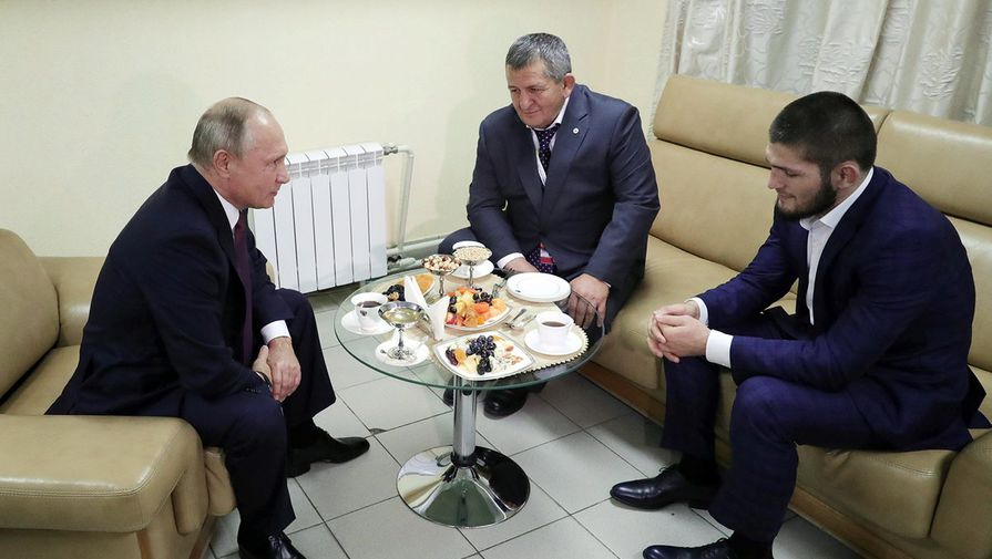 Президент России Владимир Путин и чемпион UFC в легком весе Хабиб Нурмагомедов