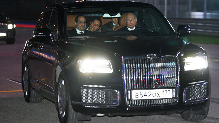 Владимир Путин и президент Арабской Республики Египет Абдель Фаттах ас-Сиси в автомобиле из кортежа президента России в Сочи, 17 октября 2018 года