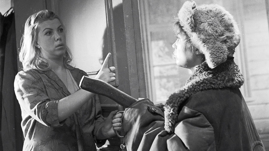 Актрисы Надежда Румянцева (справа) и Тамара Носова в&nbsp;сцене из&nbsp;фильма &laquo;Девчата&raquo;, 1961 год