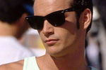 Люк Перри в роли Дилана. Кадр из сериала «Беверли Хилз, 90210» (1990)