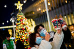 Пара на рождественской ярмарке в Шанхае (Китай)