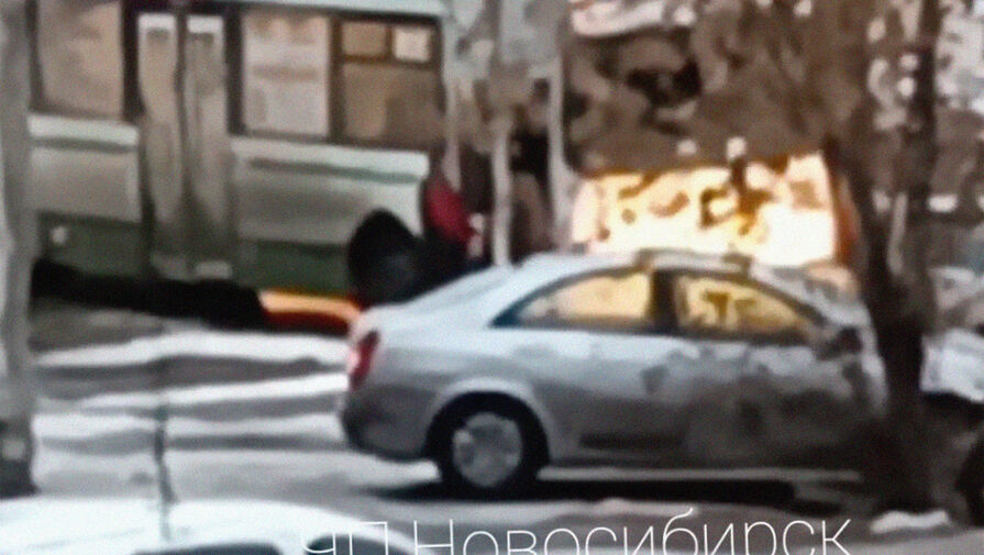 В Новосибирске водители автобуса и Lada устроили драку на дороге
