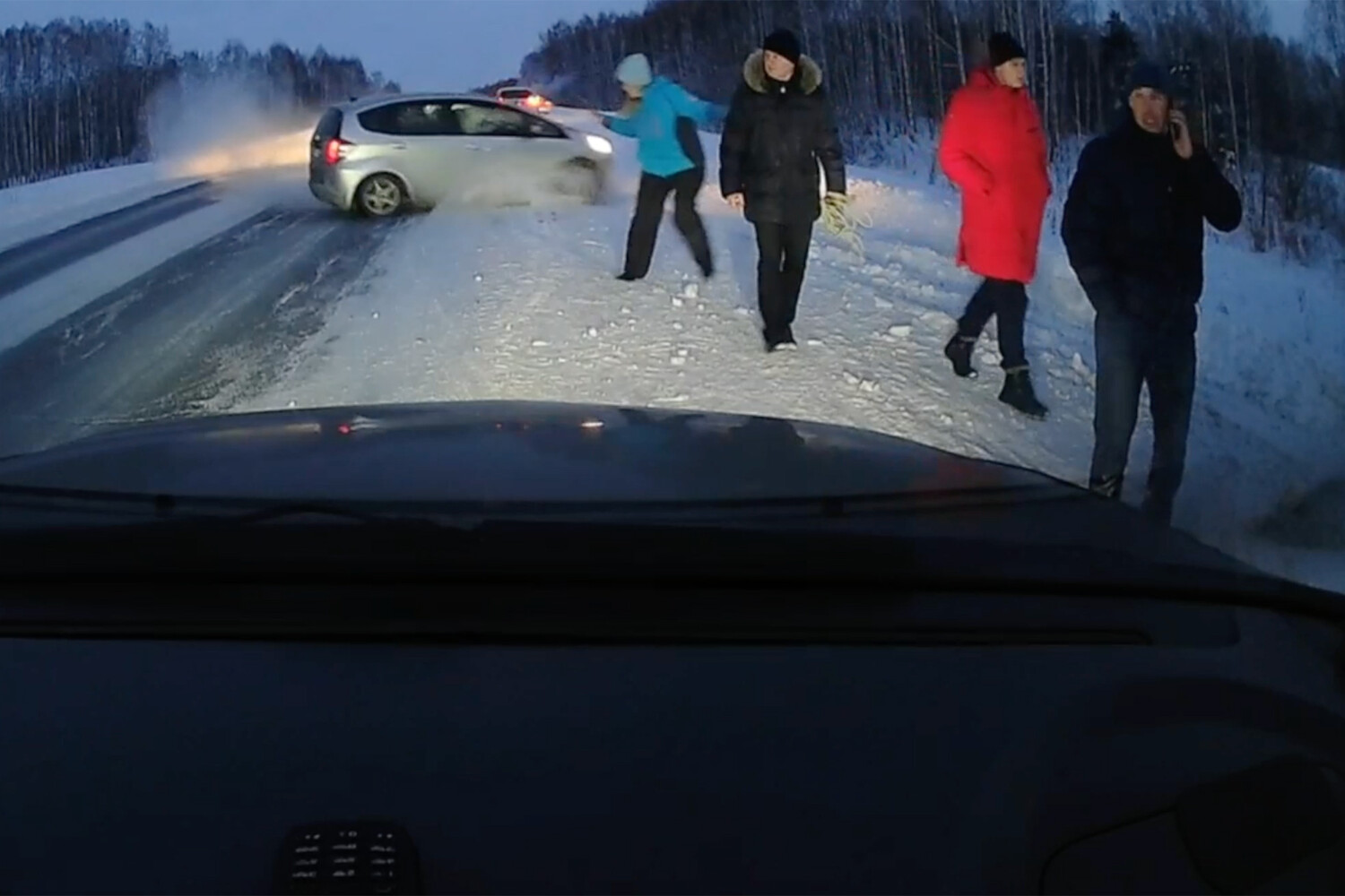 Под Новосибирском автомобиль сбил четырех человек, которые вытаскивали  машины из кювета - Газета.Ru | Новости