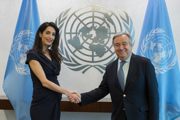 Амаль Клуни с&nbsp;Генеральным секретарем ООН Антониу Гутерришем в&nbsp;штаб-квартире ООН, 2017&nbsp;год