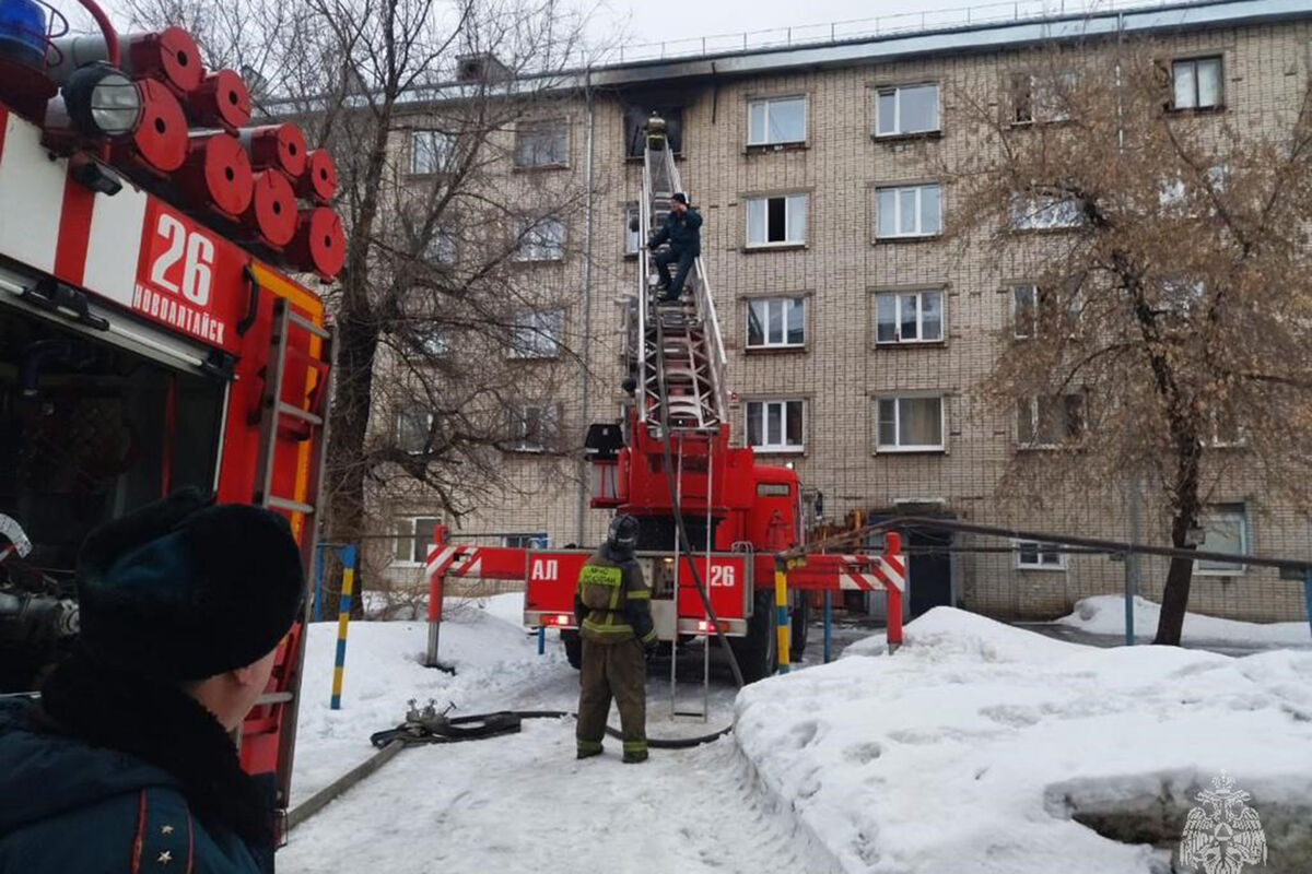 В Алтайском крае из горящего дома спасли четверых детей и 11 взрослых -  Газета.Ru | Новости