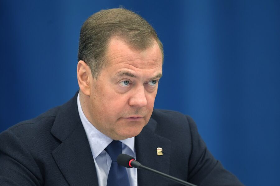 Медведев: РФ может рассматривать любое должностное лицо из Британии как законную цель