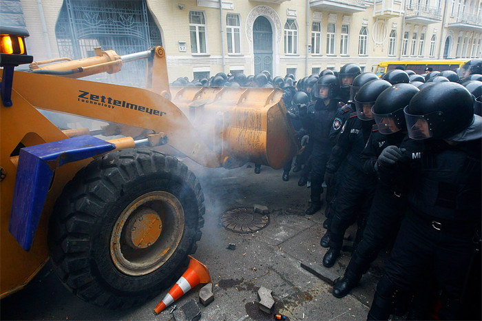 Оппозиция штурмует администрацию президента на&nbsp;бульдозере в&nbsp;Киеве