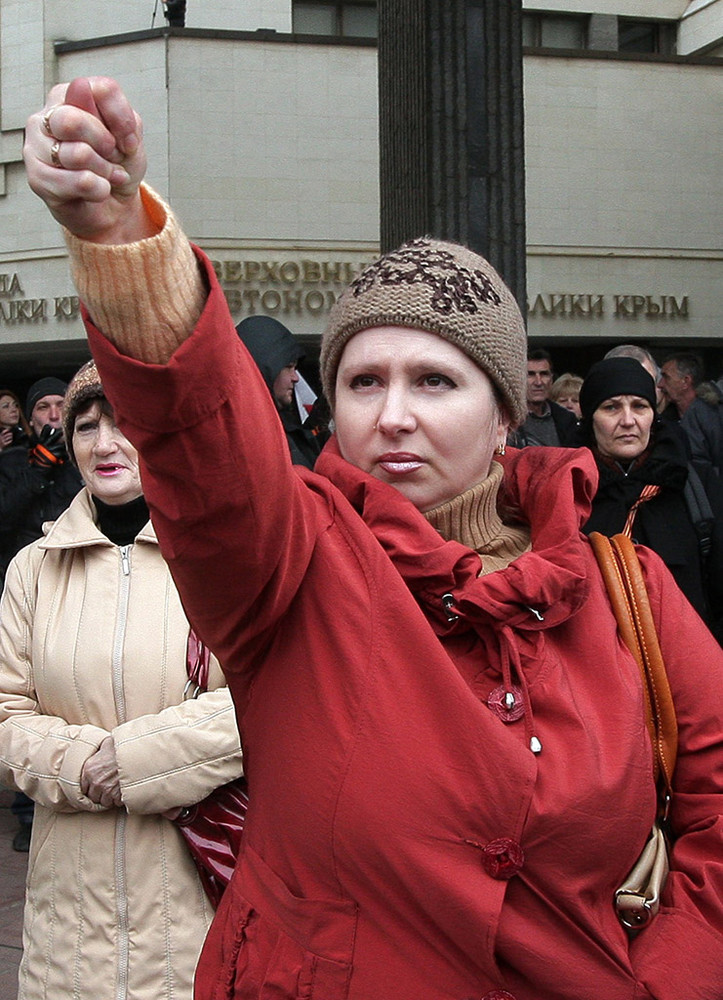 Участница митинга у здания Верховного совета Крыма в Симферополе